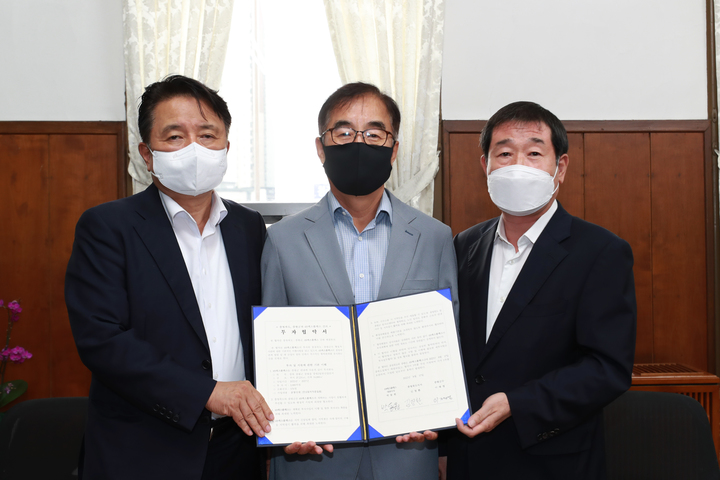 [청주=뉴시스] 천영준 기자 = 충북도와 증평군은 17일 충북도청에서 넥스플렉스와 2000억원 규모의 투자협약을 체결했다. 사진 왼쪽부터 김영환 충북지사, 박동원 대표이사, 이재영 증평군수. (사진=충북도 제공) 2022.08.17. photo@newsis.com *재판매 및 DB 금지