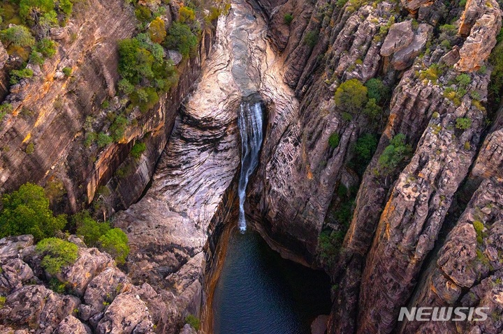 [서울=뉴시스] 짐짐 폭포, 카카두 국립공원, 노던 테리토리. (사진=노던 테리토리주 관광청 제공) 2022.08.17. photo@newsis.com *재판매 및 DB 금지