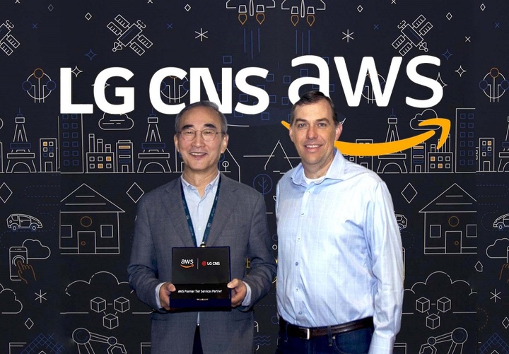  LG CNS 김영섭 사장(왼쪽)과 AWS 맷 가먼(Matt Garman) 수석 부사장이 LG CNS의 'AWS 프리미어 티어 파트너' 자격 획득 기념 사진을 촬영하고 있는 모습. (사진=LG CNS 제공) *재판매 및 DB 금지