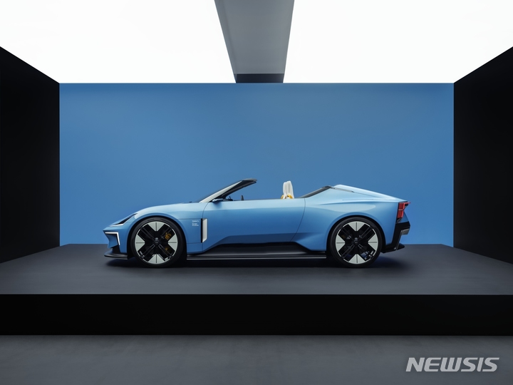 [서울=뉴시스]'폴스타 6'로 생산이 결정된 전기 로드스터 '폴스타 오투 콘셉트'.(사진=폴스타코리아 제공) 2022.8.17 photo@newsis.com 