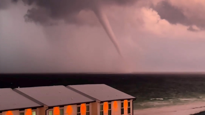16일(현지시간) 데일리메일에 따르면 거대한 깔때기 모양의 물기둥이 오전 7시경(미국 동부시간) 팬핸들(Panhandle)로 알려진 에메랄드 해안가에서 목격됐다. 출처: 인스타그램 *재판매 및 DB 금지