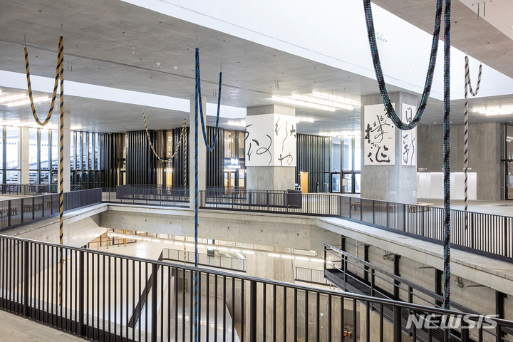 [서울=뉴시스]양혜규, 2021-2022, 검정색 스테인리스강 방울, PVD 도금된 스테인리스강 방울, 니켈 도금된 방울, 스테인리스강 체인, 분할 링 가변 크기 M+ Collection M+, Hong Kong, © Haegue Yang 《M+ 커미션: 양혜규》 전시 전경, M+, 홍콩, 2022 사진: Lok Cheng. M+, Hong Kong 이미지 제공: 국제갤러리