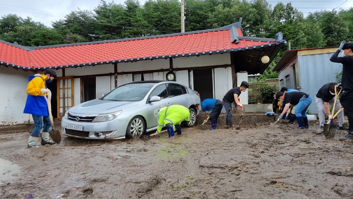 [강릉=뉴시스] 김경목 기자 = 17일 오전 강릉시청 공무원들이 전날 밤부터 다음날 새벽까지 밤새 쏟아진 폭우로 피해가 발생한 강원 강릉시 주문진읍 장덕리에서 수해 피해 복구에 구슬땀을 흘리고 있다. (사진=강릉시청 제공) 2022.08.17. photo@newsis.com *재판매 및 DB 금지