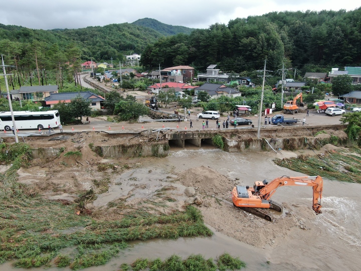 [강릉=뉴시스] 김경목 기자 = 17일 오전 강릉시청 공무원들이 전날 밤부터 다음날 새벽까지 밤새 쏟아진 폭우로 피해가 발생한 강원 강릉시 주문진읍 장덕리에서 중장비를 투입해 피해를 수습하고 있다. (사진=강릉시청 제공) 2022.08.17. photo@newsis.com *재판매 및 DB 금지