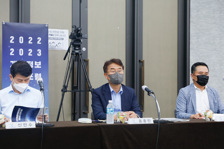 윤종인 개인정보보호위원회 위원장(가운데)이 17일 서울 중구 은행회관에서 개최된 제2차 ‘2022-2023 개인정보 미래포럼’에서 '디지털플랫폼 정부에서의 데이터 연계와 활용'을 주제로 한 토론에 참여하고 있다. (사진=개인정보보호위원회 제공) *재판매 및 DB 금지