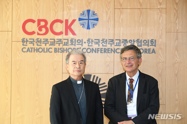 [서울=뉴시스] 한국천주교주교회의 의장 이용훈 마티아 주교(왼쪽), 파올로 루피니 교황청 홍보부 장관. (사진=한국천주교주교회의 제공) 2022.08.17. photo@newsis.com *재판매 및 DB 금지