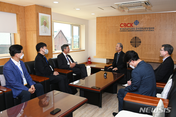 [서울=뉴시스] 한국천주교주교회의 의장 이용훈 마티아 주교가 17일 서울 중곡동 한국천주교중앙협의회에서 파올로 루피니 교황청 홍보부 장관을 만났다. (사진=한국천주교주교회의 제공) 2022.08.17. photo@newsis.com *재판매 및 DB 금지