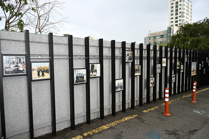 [울산=뉴시스]추억의 고교시절을 테마로 한 사진작품들이 걸려있는 울산여고 서쪽 벽면 (사진=울산 남구 제공) 2022.08.17. photo@newsis.com *재판매 및 DB 금지