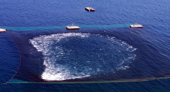 [거제=뉴시스] 신정철 기자= 경남 거제시의 ‘거제 숭어들망어업’이 17일, 해양수산부로부터 제12호 국가 중요어업유산으로 지정돼 앞으로 7억원의 사업비를 지원받게 된다.사진은 숭어들망어업 모습.(사진=거제시 제공).2022.08.17. photo@newsis.com *재판매 및 DB 금지