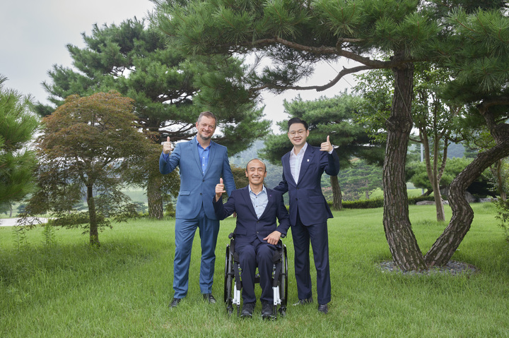 [서울=뉴시스] 17일 화성 발리오스 승마클럽에서 앤드류 파슨스 IPC 위원장(사진 가장 왼쪽), 정진완 대한장애인체육회장(사진 가운데), 창성그룹 배동현 부회장이 기념사진을 찍고 있다. (사진 = 대한장애인체육회 제공) *재판매 및 DB 금지