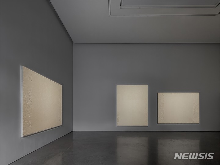 [서울=뉴시스]PKM갤러리 정창섭 물(物)심(心) 전시 전경.사진=PKM갤러리 제공.