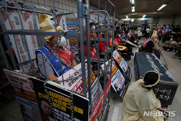 [서울=뉴시스] 백동현 기자 = 전국장애인차별철폐연대(전장연) 회원들이 17일 오전 서울 용산구 삼각지역 승강장에서 장애인권리예산 보장을 촉구하는 출근길 선전전을 하고 있다. 2022.08.17. livertrent@newsis.com