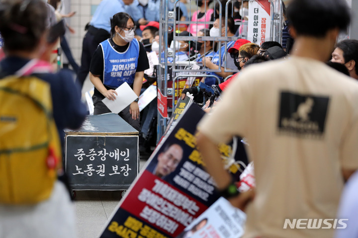 [서울=뉴시스] 백동현 기자 = 전국장애인차별철폐연대(전장연) 회원들이 17일 오전 서울 용산구 삼각지역 승강장에서 장애인권리예산 보장을 촉구하는 출근길 선전전을 하고 있다. 2022.08.17. livertrent@newsis.com