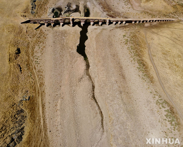 [에스트레마두라=신화/뉴시스] 지난 15일(현지시간) 스페인 에스트레마두라에 있는 치하라 저수지 바닥이 드러나 있다. 스페인은 지난달 사상 최고 기온을 기록한 데 이어 가장 덥고 건조한 여름을 겪고 있다. 저수지의 저수량은 40% 미만으로 연중 이맘때의 평균 수위보다 20% 낮은 것으로 알려졌다. 2022.08.17.