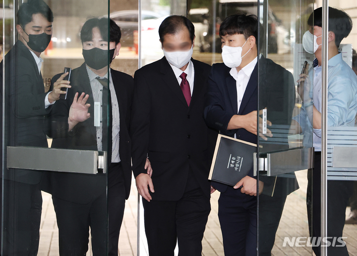 [서울=뉴시스] 조수정 기자 = 공군 성폭력 피해자 고(故) 이예람 중사의 명예를 훼손하고 수사 자료를 유출한 혐의로 구속영장이 청구된 영관급 공군장교 B씨가 17일 서초동 서울중앙지법에서 열리는 영장실질심사에 출석하고 있다. (공동취재사진) 2022.08.17. chocrystal@newsis.com