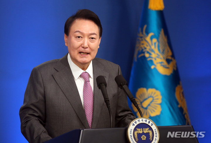 [서울=뉴시스] 홍효식 기자 = 윤석열 대통령이 17일 서울 용산 대통령실 브리핑룸에서 취임 100일 기자회견을 하고 있다. 2022.08.17. yesphoto@newsis.com