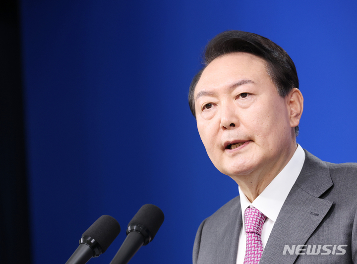 [서울=뉴시스] 홍효식 기자 = 윤석열 대통령이 17일 서울 용산 대통령실 브리핑룸에서 열린 취임 100일 기자회견에서 취재진 질문에 답변하고 있다. (대통령실통신사진기자단) 2022.08.17. yesphoto@newsis.com