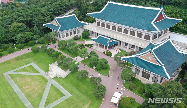[서울=뉴시스] 백동현 기자 = 지난 5월 10일 청와대가 전면 개방된 지 100일이 된 17일 오전 서울 종로구 청와대에서 시민들이 관람하고 있다. 2022.08.17. livertrent@newsis.com