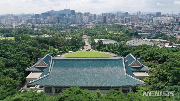 [서울=뉴시스] 백동현 기자 = 지난 5월 10일 청와대가 전면 개방된 지 100일이 된 17일 오전 서울 종로구 청와대에서 시민들이 관람하고 있다. 2022.08.17. livertrent@newsis.com
