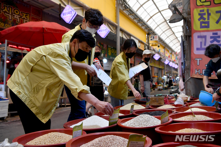 [전남광주=뉴시스] 원산지 표시 단속 모습. (사진=뉴시스 DB). photo@newsis.com