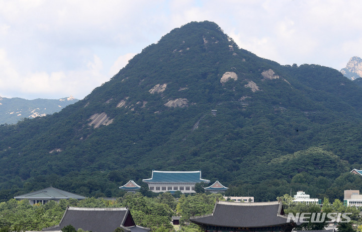 [서울=뉴시스] 배훈식 기자 = 청와대 개방 100일을 맞은 17일 오후 서울 종로구 북악산 아래 시민에게 개방된 청와대 본관이 보이고 있다. 2022.08.17. dahora83@newsis.com
