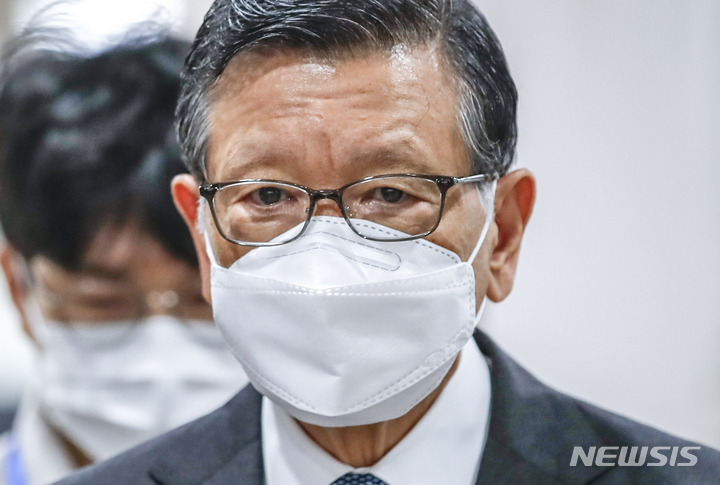 [서울=뉴시스] 검찰이 21일 그룹 계열사를 동원해 총수 일가 지분률이 높은 회사를 부당 지원한 혐의로 기소된 박삼구 전 금호아시아나그룹 회장에게 2심에서도 징역 10년을 구형했다. 사진은 박 전 회장이 지난해 8월17일 오후 서울 서초구 서울중앙지법에서 열린 선고 공판에 출석하는 모습. 2022.08.17. jhope@newsis.com
