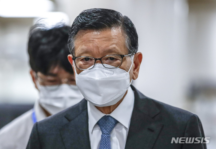 [서울=뉴시스] 정병혁 기자 = '계열사 부당지원' 의혹을 받고 있는 박삼구 전 금호아시아나 회장이 17일 오후 서울 서초구 서울중앙지법에서 열린 선고 공판에 출석하고 있다. 2022.08.17. jhope@newsis.com
