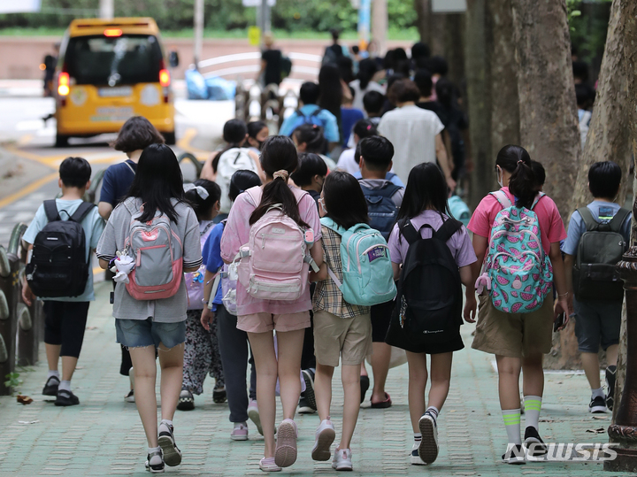 [서울=뉴시스] 김금보 기자 = 지난 8월17일 오후 서울 시내 한 초등학교에서 수업을 마친 학생들과 보호자들이 하교하고 있다. (사진은 기사와 직접 관련이 없습니다.) 2022.12.07. kgb@newsis.com