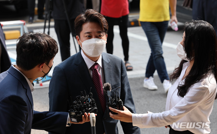 [서울=뉴시스] 국회사진기자단 = 이준석 국민의힘 전 대표가 17일 오후 서울 양천구 서울남부지방법원에서 당 비상대책위원회 효력정지 가처분 신청 사건 심문기일에 출석하며 취재진 질문에 답변하고 있다. 2022.08.17. photo@newsis.com