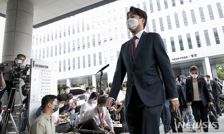 [서울=뉴시스] 국회사진기자단 = 이준석 국민의힘 전 대표가 지난 17일 오후 서울 양천구 서울남부지방법원에서 열린 국민의힘 비상대책위원회 전환 및 비대위원장 효력정지 가처분 심문기일에 출석하고 있다. 2022.08.17. photo@newsis.com