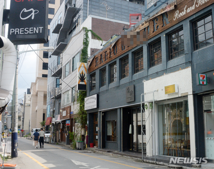 [전주=뉴시스] 김얼 기자 = 전북 전주시 객사와 객리단길 일대에 외래어 간판을 사용한 가게들이 즐비해 있다. 2022.08.18. pmkeul@newsis.com