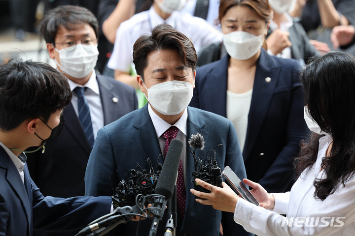 [서울=뉴시스] 국회사진기자단 = 이준석 국민의힘 전 대표가 17일 오후 서울 양천구 서울남부지방법원에서 열린 국민의힘 비상대책위원회 전환 및 비대위원장 효력정지 가처분 심문기일에 출석하며 취재진의 질문을 듣고 있다. 2022.08.17. photo@newsis.com