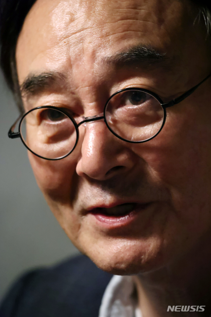 [서울=뉴시스] 박진희 기자 = 연극 '두 교황'에서 프란치스코 교황 역의 배우 남명렬이 17일 서울 서초구 한 카페에서 뉴시스와 인터뷰 하고 있다. 연극 '두 교황'은 교황직에서 자진 퇴위 한 베네딕토 16세와 그 후임 프란치스코 교황의 실화를 무대에 올린 세계 최초 라이선스 공연이다. 2022.08.18. pak7130@newsis.com