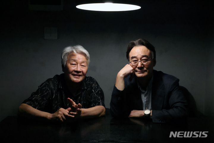 [서울=뉴시스] 박진희 기자 = 연극 '두 교황'에서 교황 베네딕토 16세 역의 배우 서인석(왼쪽)과 교황 프란치스코 역의 배우 남명렬이 17일 서울 서초구 한 카페에서 뉴시스와 인터뷰 하고 있다. 연극 '두 교황'은 교황직에서 자진 퇴위 한 베네딕토 16세와 그 후임 프란치스코 교황의 실화를 무대에 올린 세계 최초 라이선스 공연이다. 2022.08.18. pak7130@newsis.com