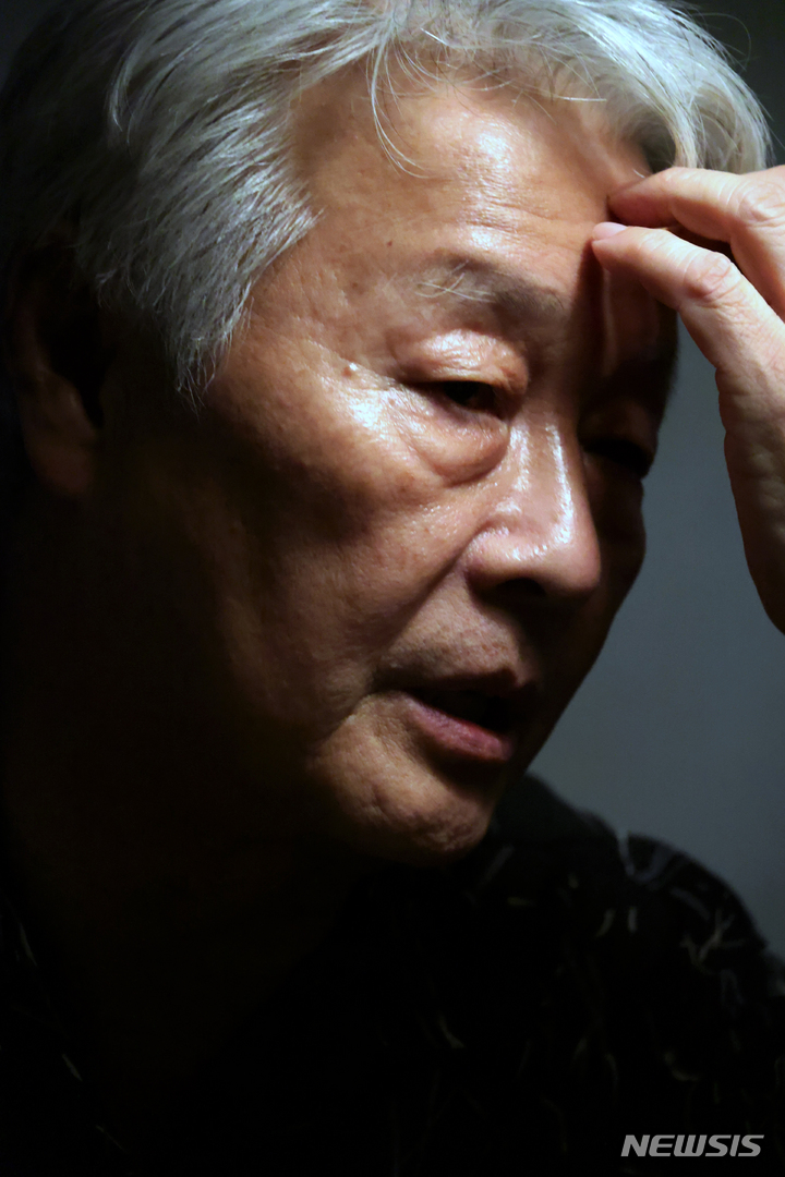 [서울=뉴시스] 박진희 기자 = 연극 '두 교황'에서 교황 베네딕토 16세 역의 배우 서인석이 17일 서울 서초구 한 카페에서 뉴시스와 인터뷰 하고 있다. 연극 '두 교황'은 교황직에서 자진 퇴위 한 베네딕토 16세와 그 후임 프란치스코 교황의 실화를 무대에 올린 세계 최초 라이선스 공연이다. 2022.08.18. pak7130@newsis.com