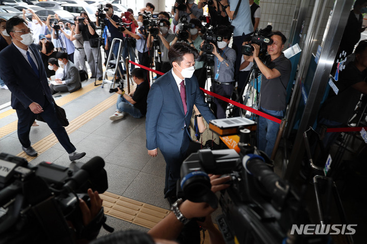 [서울=뉴시스] 국회사진기자단 = 이준석 국민의힘 전 대표가 17일 오후 서울 양천구 서울남부지방법원에서 열린 국민의힘 비상대책위원회 전환 및 비대위원장 효력정지 가처분 심문기일에 출석하고 있다. 2022.08.17. photo@newsis.com