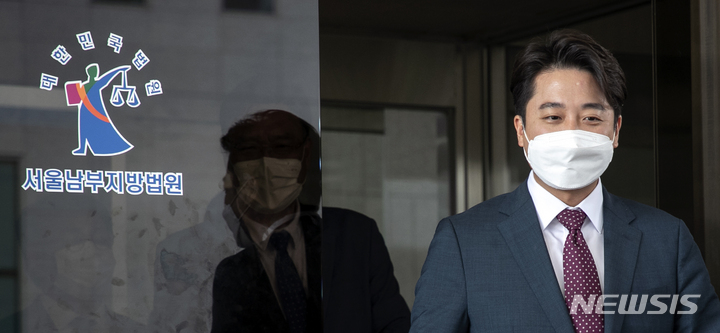 [서울=뉴시스] 국회사진기자단 = 이준석 국민의힘 전 대표가 17일 오후 서울 양천구 서울남부지방법원에서 열린 국민의힘 비상대책위원회 전환 및 비대위원장 효력정지 가처분 심문을 마친 뒤 법원을 나서고 있다. 2022.08.17. photo@newsis.com