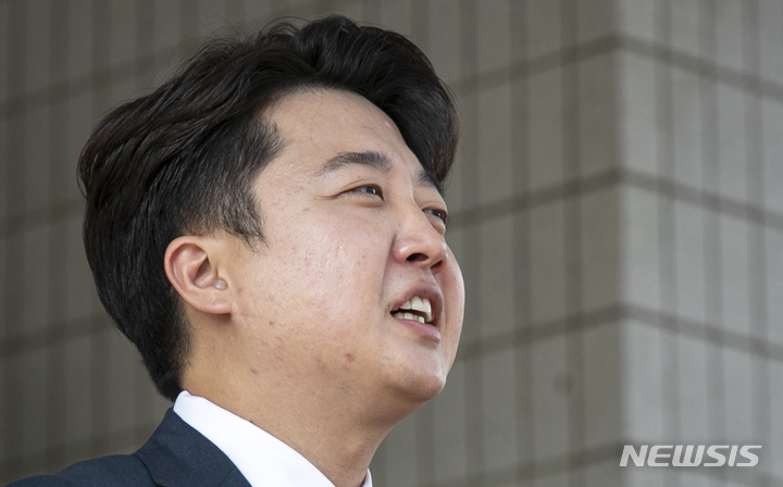 [서울=뉴시스] 국회사진기자단 = 이준석 국민의힘 전 대표가 지난 17일 오후 서울 양천구 서울남부지방법원에서 열린 국민의힘 비상대책위원회 전환 및 비대위원장 효력정지 가처분 심문을 마친 뒤 기자들의 질문에 답하고 있다. 2022.08.17. photo@newsis.com