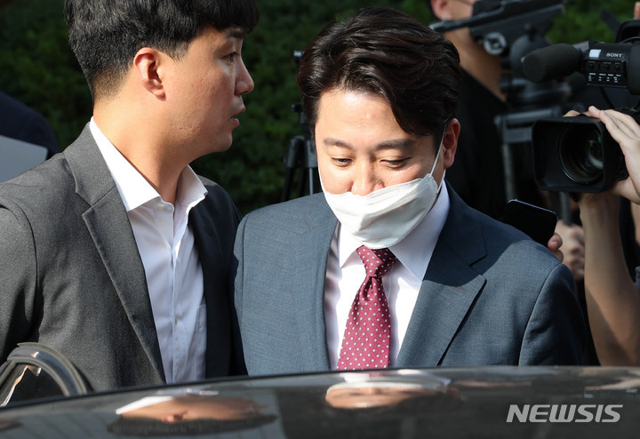 [서울=뉴시스] 전진환 기자 = 이준석 국민의힘 전 대표가 17일 오후 서울남부지법에서 당 비상대책위원회 효력을 정지해달라며 낸 가처분 신청 사건의 심문을 마친 뒤 법원을 나와 차량에 탑승하고 있다. (공동취재사진) 2022.08.17. photo@newsis.com