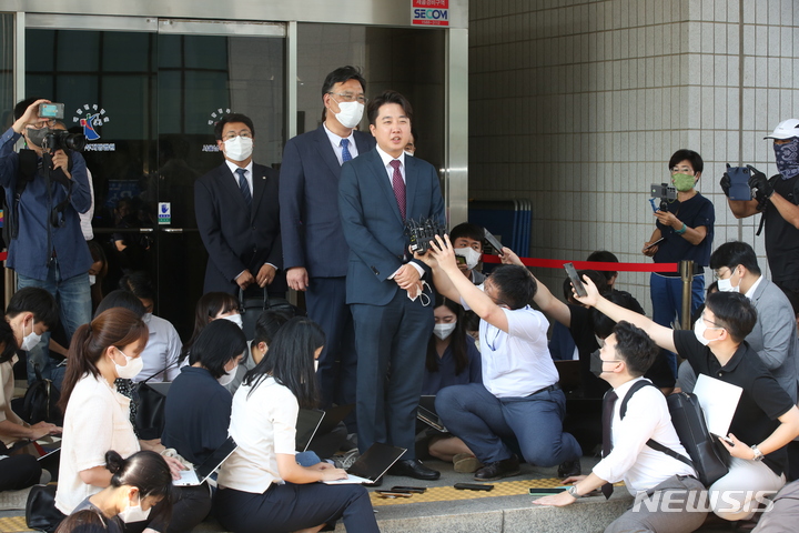 [서울=뉴시스] 국회사진기자단 = 이준석 국민의힘 전 대표가 지난달 17일 오후 서울 양천구 서울남부지법에서 주호영 비상대책위원회체제를 상대로 제기한 효력 정지 가처분신청과 관련해 법원 심리를 마친 후 취재진의 질문에 답하고 있다. 2022.08.17. photo@newsis.com