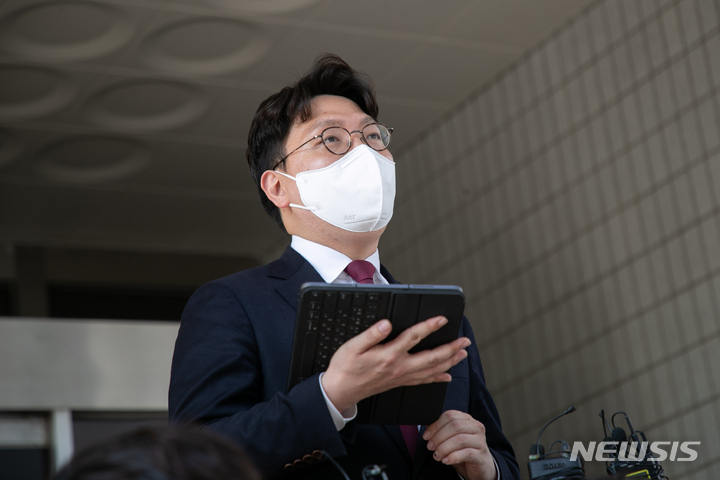 [서울=뉴시스] 국회사진기자단 = 국민의힘 바로세우기(국바세) 대표 신인규 변호사가 17일 오후 서울남부지방법원에서 열린 국민의힘 비상대책위원회 효력정지 가처분 신청 사건의 심문을 마치고 기자들에게 입장발표를 하고 있다. 2022.08.17. photo@newsis.com