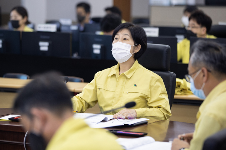 [서울=뉴시스] 조성우 기자 = 한화진 환경부 장관이 17일 오후 서울 서초구 한강홍수통제소에서 집중호우 상황점검회의를 주재하고 있다. (사진=환경부 제공) 2022.08.17. photo@newsis.com *재판매 및 DB 금지