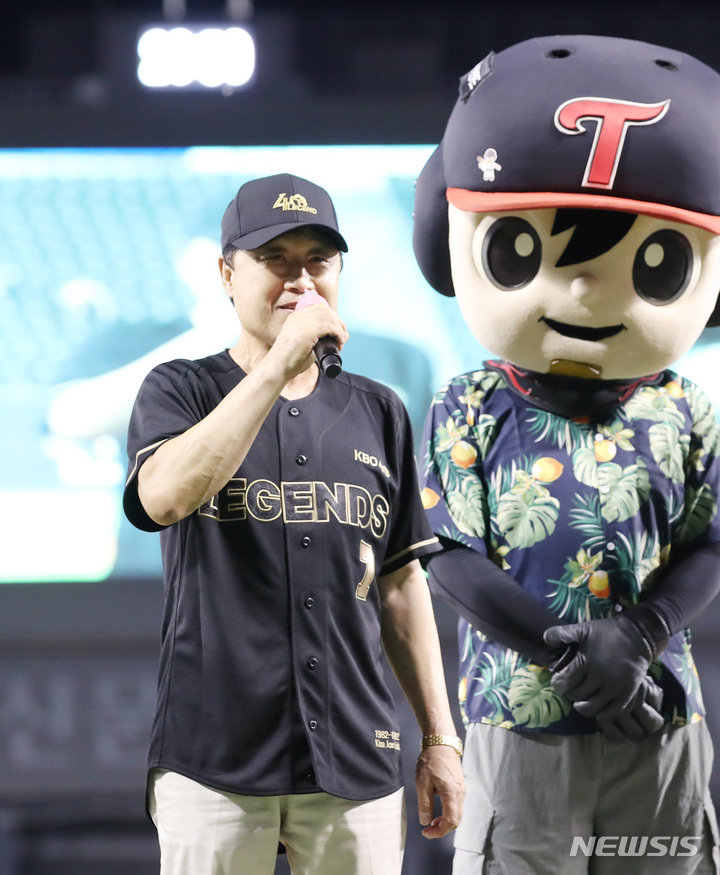 [서울=뉴시스] 김진아 기자 = 17일 오후 서울 송파구 잠실야구장에서 열린 2022 KBO리그 삼성 라이온즈와 LG 트윈스의 경기,  KBO 레전드 40인 시상식에서 김재박 전 감독이 기념패를 받은 후 소감을 말하고 있다. 2022.08.17. bluesoda@newsis.com