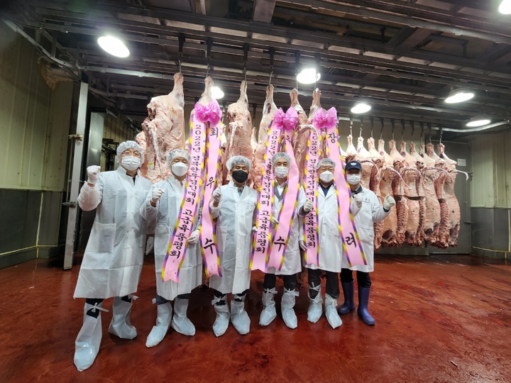 [안동=뉴시스] 지난 17일 농협 고령축산물공판장에서 열린 경북 한우 고급육 품평회. (사진=경북도 제공) 2022.08.18 *재판매 및 DB 금지