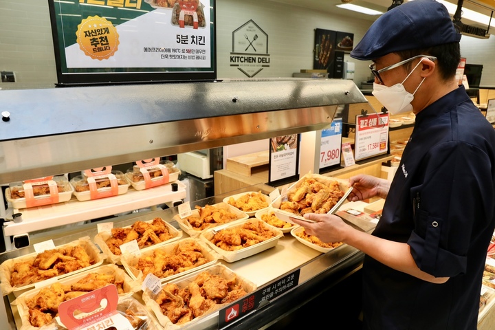 반값 치킨 돌풍에 이마트도 가세…치킨 한마리 5980원
