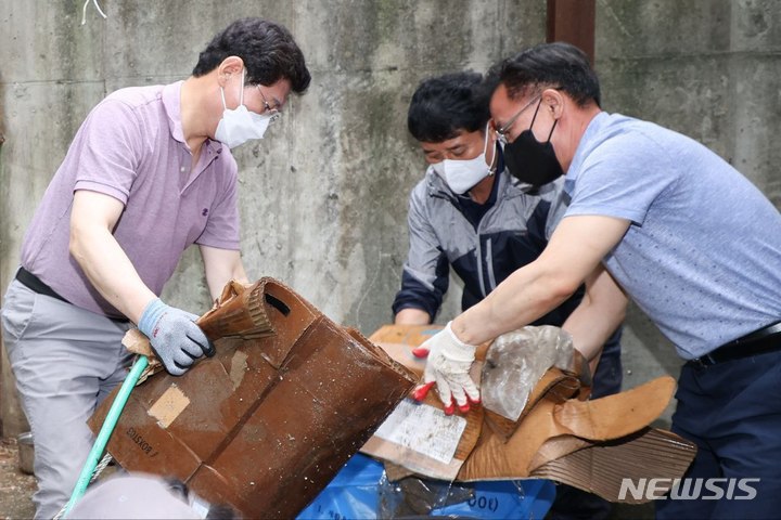 [용인=뉴시스]이상일 용인시장이 수해 피해 현장에서 복구 작업을 하고 있는 모습