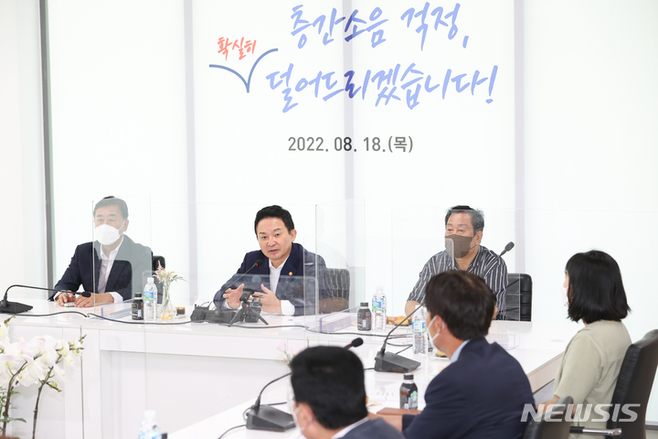 [서울=뉴시스] 원희룡 국토교통부 장관이 서울 망우동 한 임대주택단지에서 열린 층간소음저감 관련 간담회에 참석했다. (사진=국토부 제공)