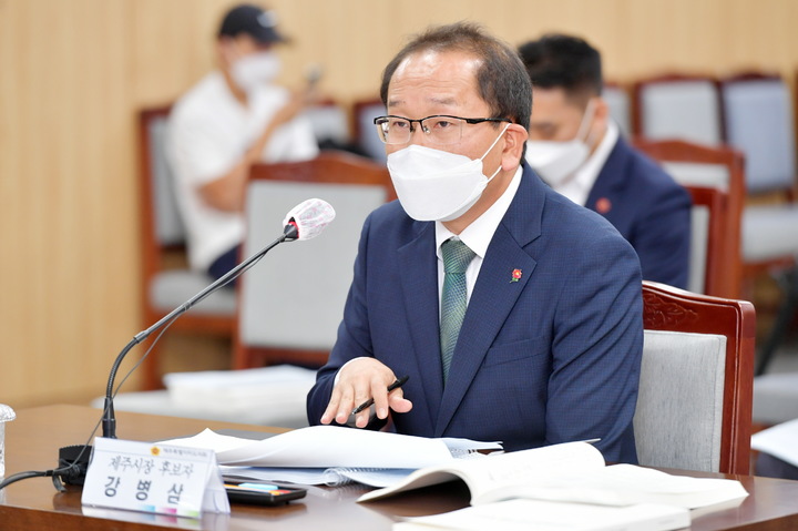 [제주=뉴시스] 강병삼 제주시장 지명자가 18일 열린 제주도의회 행정시장 인사청문특별위원회 2차 회의에 참석해 질의에 답변하고 있다. (사진=제주도의회 제공) 2022.08.18. photo@newsis.com *재판매 및 DB 금지