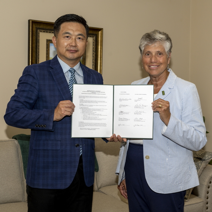 미국 메리우드대학교 Mary Persico 총장(오른쪽)과 David Kang대외부총장(왼쪽)이 대구과학대학교와의 글로벌 복수학위제 협약서를 들고 기념촬영을 하고 있다. *재판매 및 DB 금지