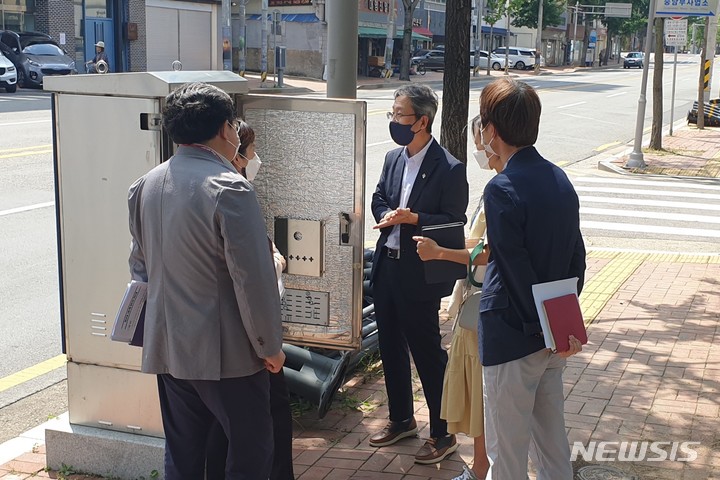 [대구=뉴시스]김정화 기자 = 대구조달청은 혁신제품 시범구매 참여기관인 대구시 상수도사업본부 중남부사업소를 방문해 현장소통에 나섰다. (사진 = 대구조달청 제공) 2022.08.18. photo@newsis.com